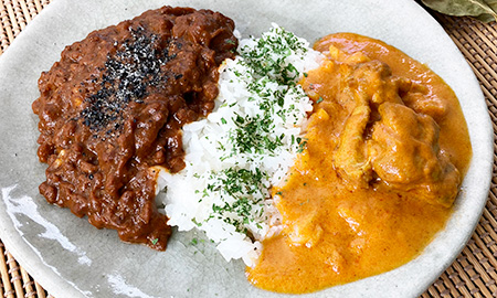 あいがけカレー（黒豆と黒胡麻のキーマカレー／バターチキンカレー）