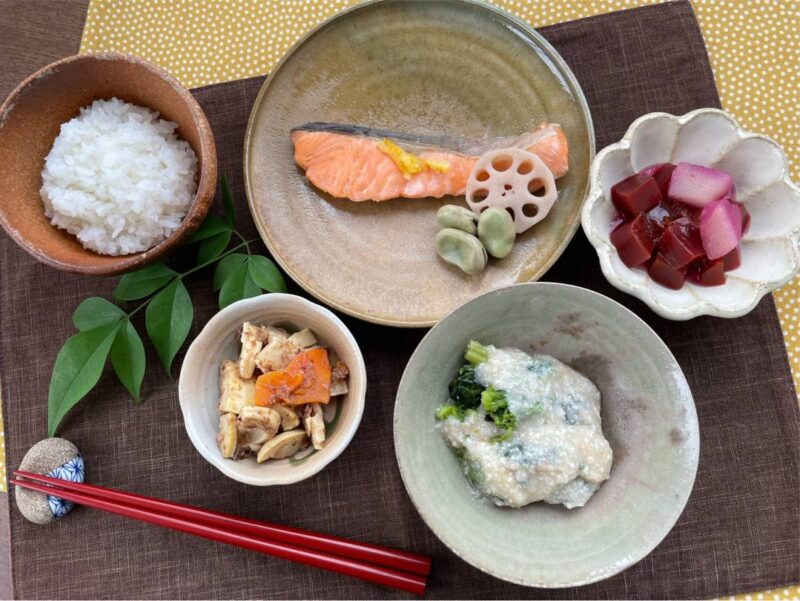 【健康倶楽部・夕食】546kcal　塩分1.50g
ご飯
銀鮭の柚庵焼き
菜の花の海老あんかけ
竹の子の土佐和え
紫野菜のゼリーと洋梨のデザート