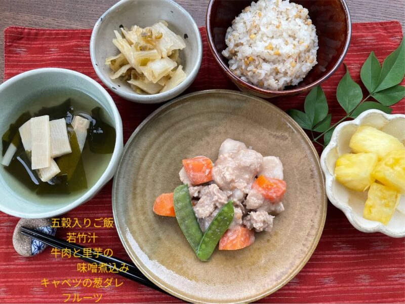 【健康倶楽部・朝食】443kcal　塩分2.58g
五穀入りご飯
若竹汁
牛肉と里芋の味噌煮込み
キャベツの葱ダレ
フルーツ