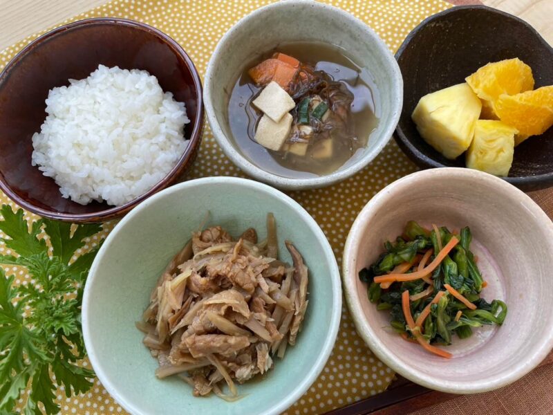 【健康倶楽部・朝食】443kcal　塩分2.53g
ご飯
もずくと高野豆腐の味噌汁
牛肉のしぐれ煮
菜の花の辛子和え
フルーツ