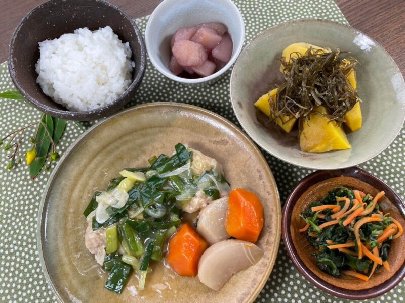 【健康倶楽部・夕食】544kcal　塩分2.04g
ご飯
豚ヒレの薬味ソースかけ
さつま芋と切り昆布の煮付け
ほうれん草の辛子和え
洋梨のワイン煮