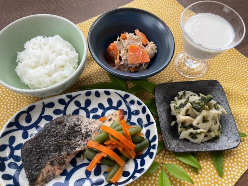 【健康倶楽部・夕食】544kcal　塩分2.04g
ご飯
本ますの南部焼き
里芋のじゃこ炒め
蓮根と葉大根のわさび醤油
バナナミルグルト