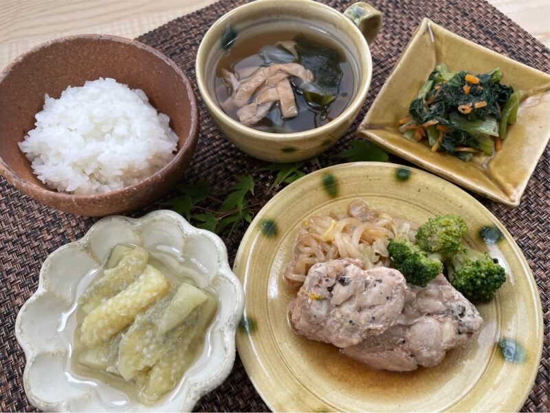 【健康倶楽部・朝食】429kcal　塩分2.39g
ご飯
庄内麩とわかめの清汁
鶏肉の豆鼓煮込み
小松菜のおかか和え
焼き茄子の甘酢