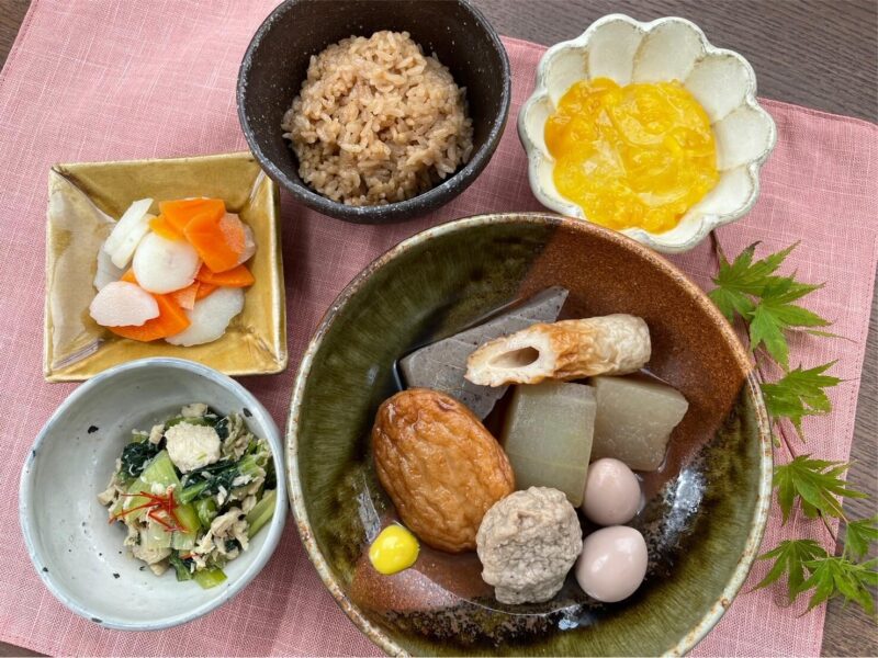 【健康倶楽部・夕食】539kcal　塩分2.77g
ほうじ茶の茶めし
冬瓜入りおでん
ささみと小松菜の中華きんぴら
くわいの甘酢 柚子こしょう風味
白ワインジュレの粒々マンゴーソースかけ