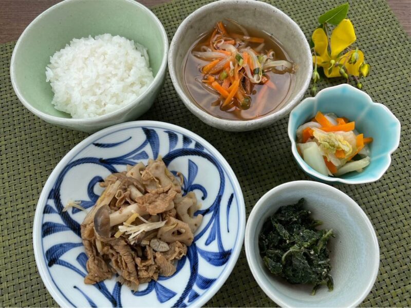 【健康倶楽部・朝食】429kcal　塩分2.53g
ご飯
二色野菜の味噌汁
牛肉のしぐれ煮
ケールの胡麻昆布風味
白菜の黒酢和え