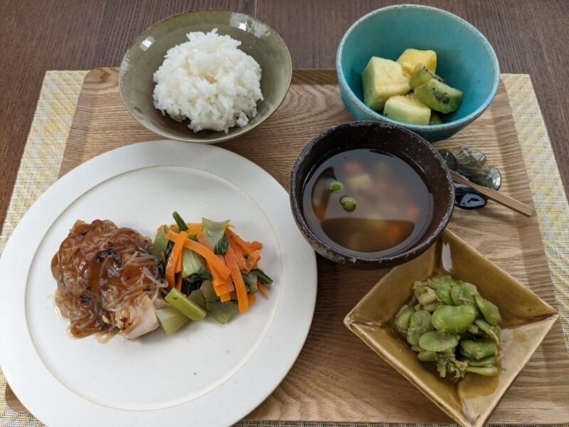 【健康倶楽部・朝食】448kcal　塩分1.91g
ご飯
竹の子のあられ汁
蒸し鶏の豆鼓風味
そら豆の生姜和え
フルーツ