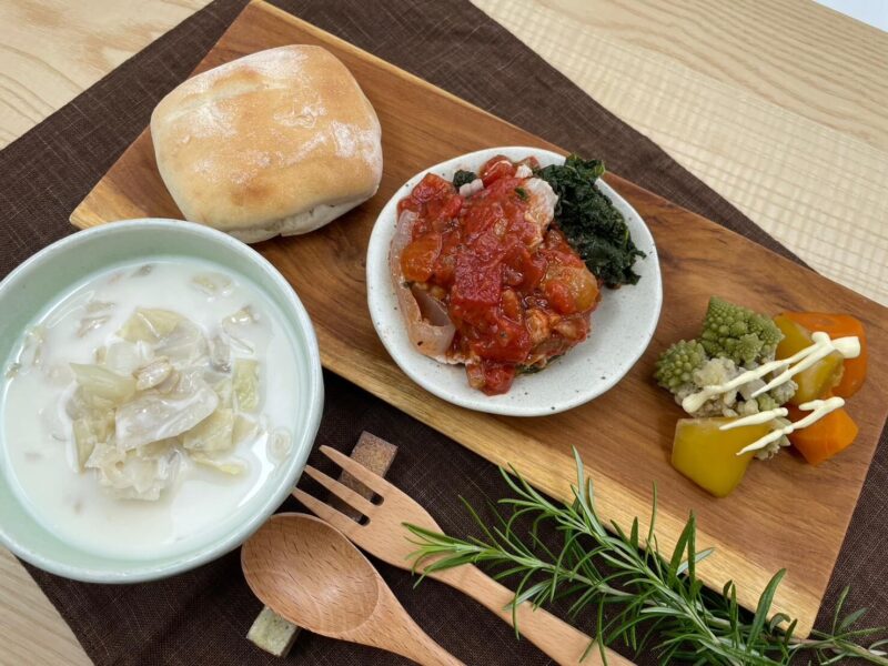 【健康倶楽部・朝食】454kcal　塩分2.24g
パン（ライ麦パン）
キャベツのミルクスープ
豚肉のトマトソース
温野菜サラダ