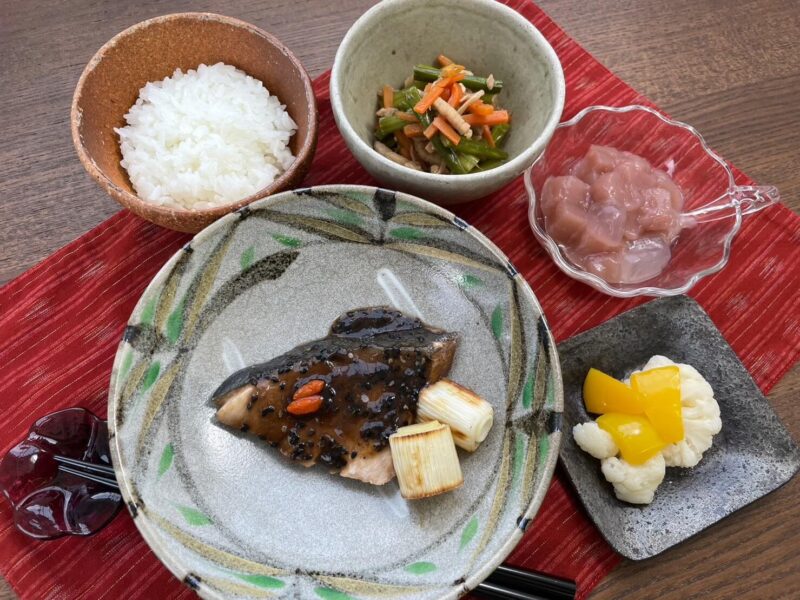 【健康倶楽部・夕食】549kcal　塩分1.33g
ご飯
ハーブぶりの
薬念（ヤンニョム）蒸し
豚肉とにんにくの芽の炒め物
カリフラワーと黄ピーマンの酢漬け
白桃ゼリーアロエ添え