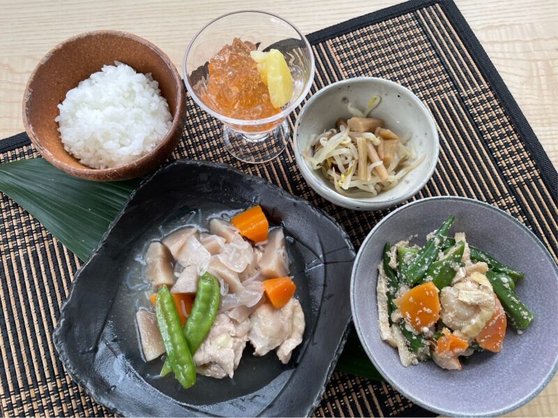 【健康倶楽部・夕食】534kcal　塩分2.52g
ご飯
塩鶏肉じゃが
おくらとくわいの子まぶし
もやしとずいきの土佐酢
アセロラジュレとパインのデザート