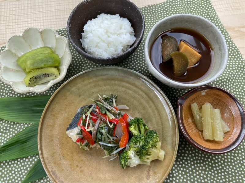 【健康倶楽部・朝食】459kcal　塩分2.12g
ご飯
茄子とあわ麩の赤出し
さわらの華風蒸し
蕗の和風マリネ
フルーツ