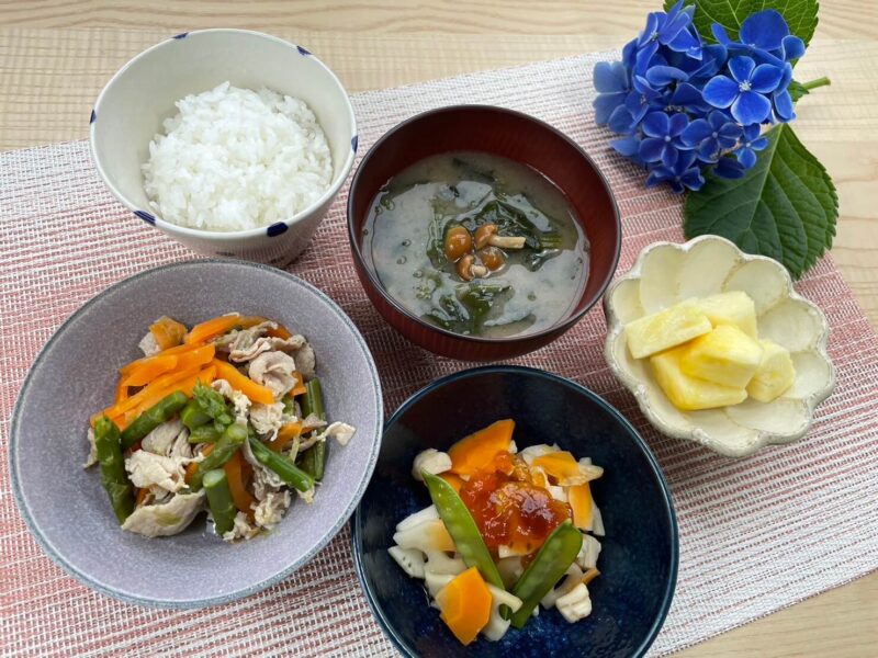 【健康倶楽部・朝食】441kcal　塩分2.42g
ご飯
なめこと青菜の味噌汁
豚肉とアスパラの炊いたん
貝柱と根菜の土佐酢ジュレ添え
フルーツ