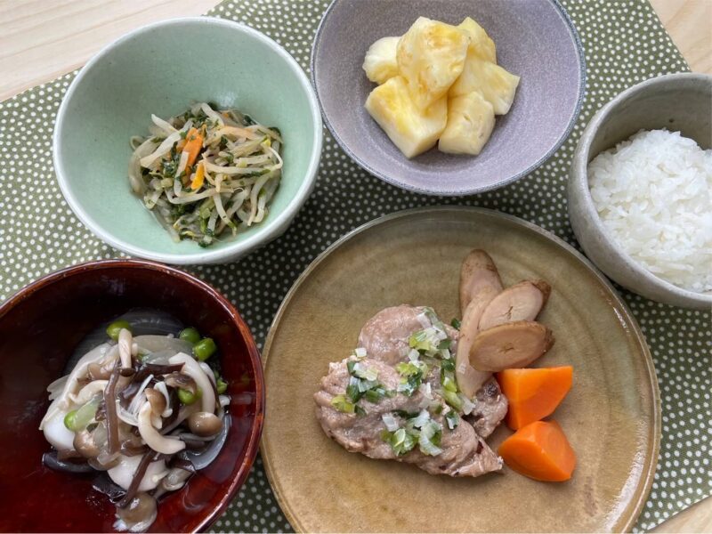 【健康倶楽部・夕食】547kcal　塩分2.04g
ご飯
豚ヒレの豆鼓蒸し
里芋のきのこ甘酢あん
三色ナムル
フルーツ