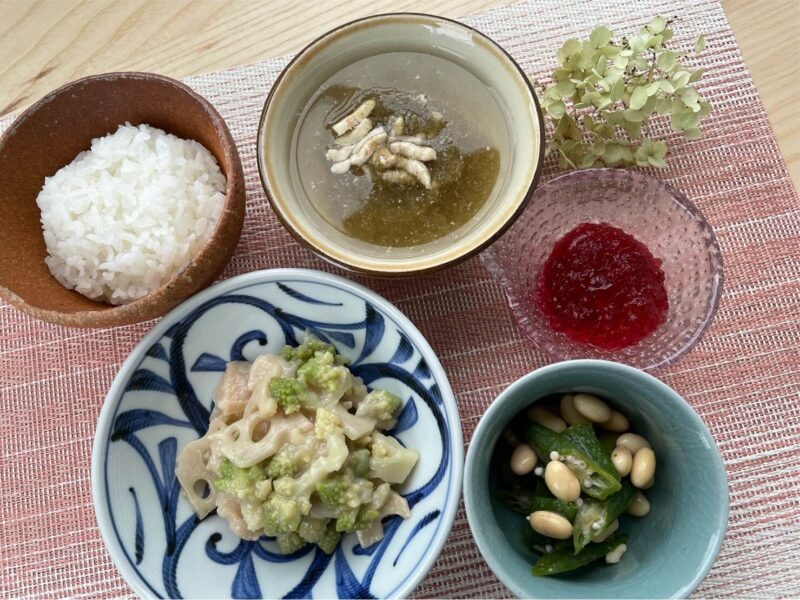 【健康倶楽部・朝食】429kcal　塩分2.00g
ご飯
ささみ入り梅昆布汁
帆立とロマネスコの炒め物
大豆とおくらのわさび和え
クランベリージュレ