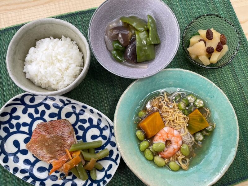 【健康倶楽部・夕食】541kcal　塩分2.43g
ご飯
赤魚の鞍馬焼き
茄子とピーマンのソテー
七夕流星そうめんゼリー寄せ
洋梨とレーズンの洋酒煮