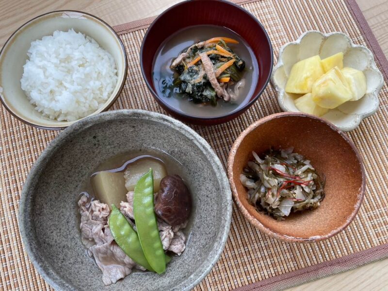 【健康倶楽部・朝食】433kcal　塩分2.58g
ご飯
青菜と油揚げの味噌汁
牛肉と冬瓜の盛り合せ柚子こしょう風味
キャベツと切り昆布の変わり漬け
フルーツ