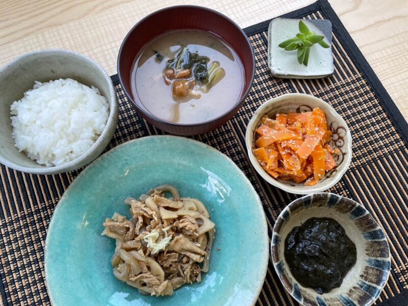 【健康倶楽部・朝食】431kcal　塩分2.45g
ご飯
なめこと小松菜の味噌汁
豚肉と蓮根の大和煮
人参とたらこのわさび和え
特製海苔の佃煮風