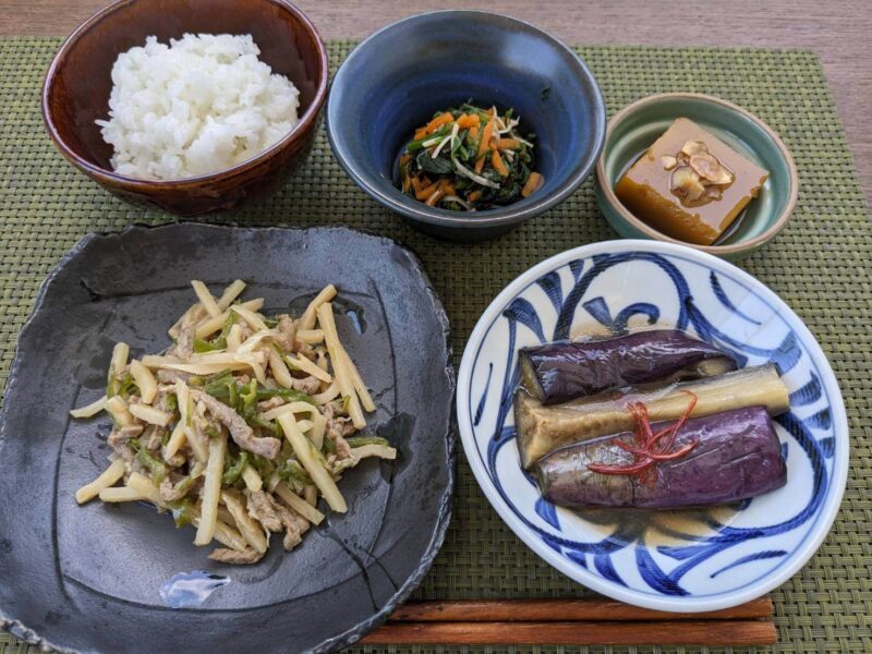 【健康倶楽部・夕食】540kcal　塩分1.82g
ご飯
青椒牛肉絲(チンジャオニュウロウスー)
揚げ茄子の南蛮酢
ほうれん草とえのきの土佐和え
南瓜の寒天寄せ黒蜜かけ