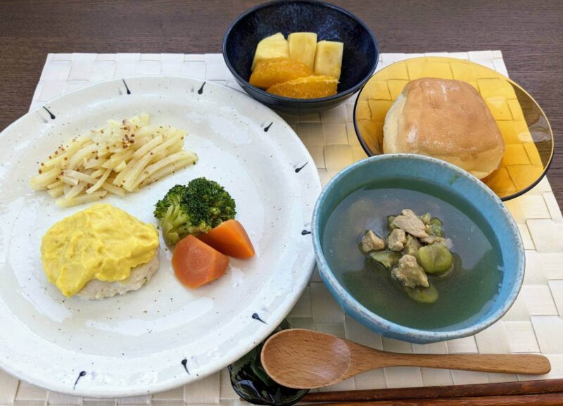 【健康倶楽部・朝食】447kcal　塩分2.41g
パン（バターロール）
そら豆のコンソメスープ
ふんわり洋風いか団子のサフランソース
シャッキリじゃが芋の粒マスタード和え
フルーツ