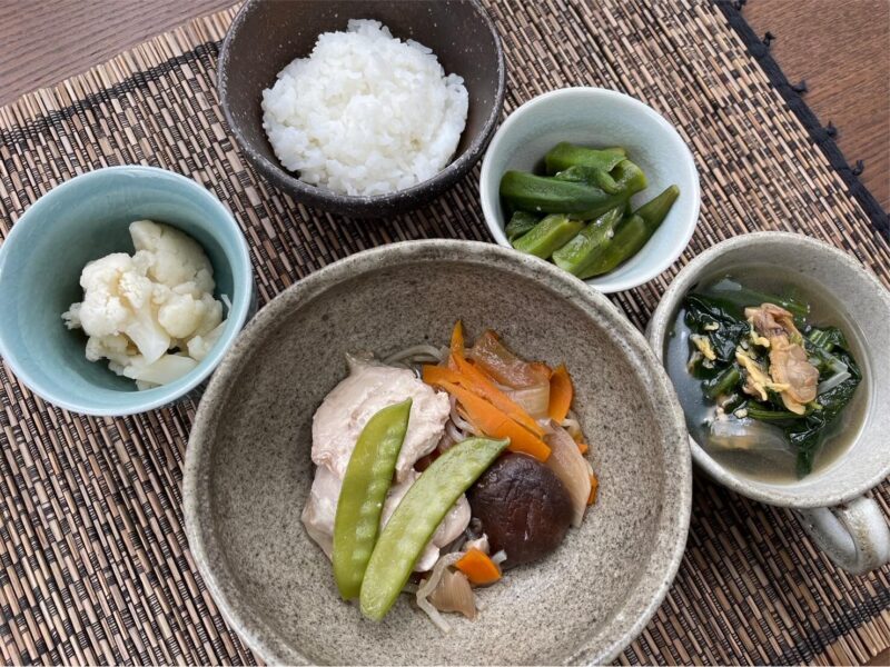 【健康倶楽部・朝食】430kcal　塩分2.01g
ご飯
あさりとほうれん草の中華スープ
鶏肉の甘辛煮
カリフラワーの酢漬け
おくらの昆布風味