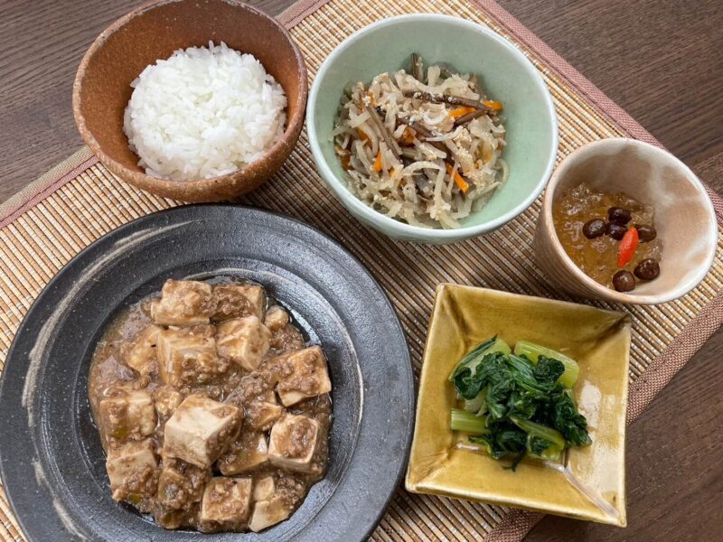 【健康倶楽部・夕食】530kcal　塩分2.37g
ご飯
麻婆豆腐（豆鼓醤入り）
しらす入り切干大根の五目煮
青梗菜の辛子漬け
梅酒ジュレ