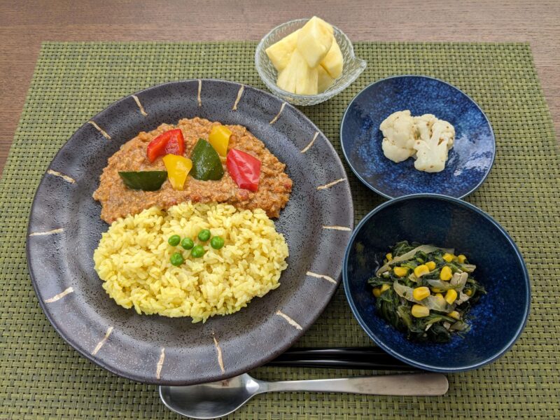 【健康倶楽部・夕食】549kcal 　塩分2.18g
ターメリックライス
彩り夏野菜のキーマカレー
ほうれん草とコーンのソテー
カリフラワーのマリネ
フルーツ