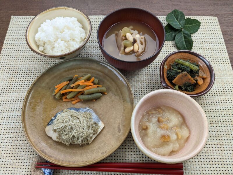 【健康倶楽部・朝食】452kcal　塩分2.18g
ご飯
精進汁
さわらの翁焼き
ケールの胡麻よごし
なめこのおろし酢和え