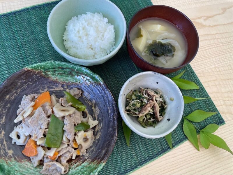 【健康倶楽部・朝食】443kcal　塩分2.25g
ご飯
じゃが芋とわかめの西京味噌汁
牛肉と蓮根の中華風炒め
葉大根ときのこの胡麻和え