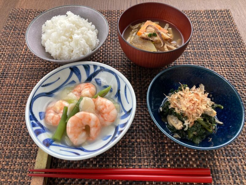 【健康倶楽部・朝食】436kcal　塩分2.57g
ご飯
冬瓜入り精進汁
海老の中華炒め
ケールとあさりのお浸し