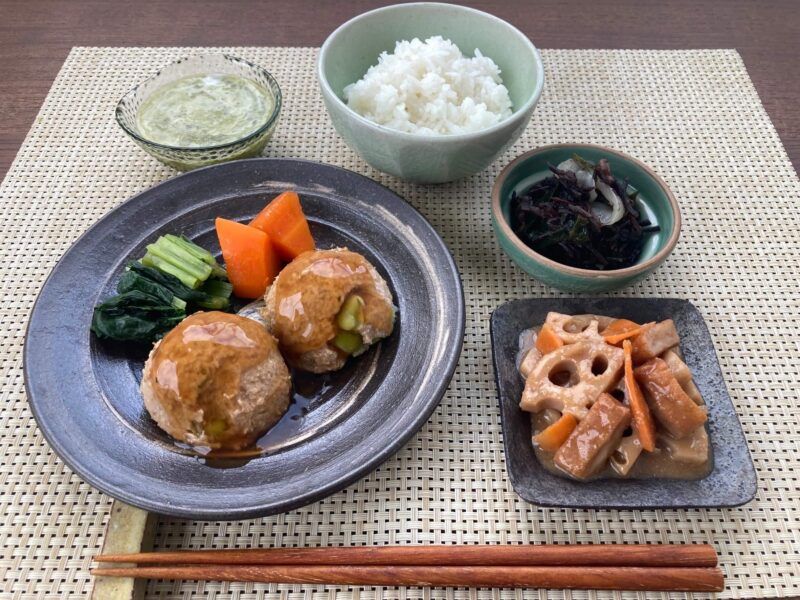 【健康倶楽部・夕食】532kcal　塩分2.68g
ご飯
枝豆とおから入り照り焼き鶏つくね
蓮根とさつま揚げのコチュジャン風味
長ひじきとわかめの辛子和え
抹茶ゼリーミルクシロップ