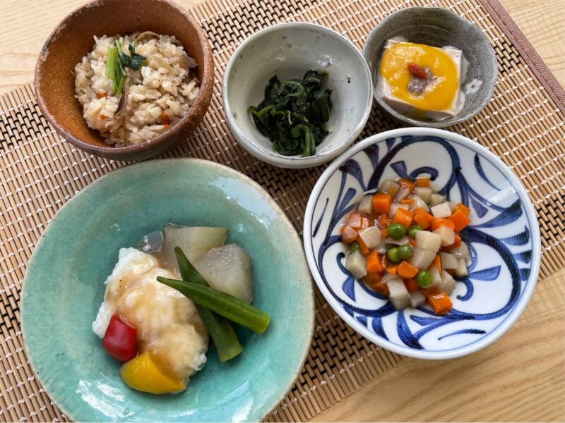 【健康倶楽部・夕食】543kcal　塩分2.86g
根菜の炊き込みご飯
鱧（はも）のくずたたき梅肉ソース
じゃが芋のとろみ煮
青菜の山椒醤油
胚芽入り豆乳ブラマンジェ　マンゴーソース添え