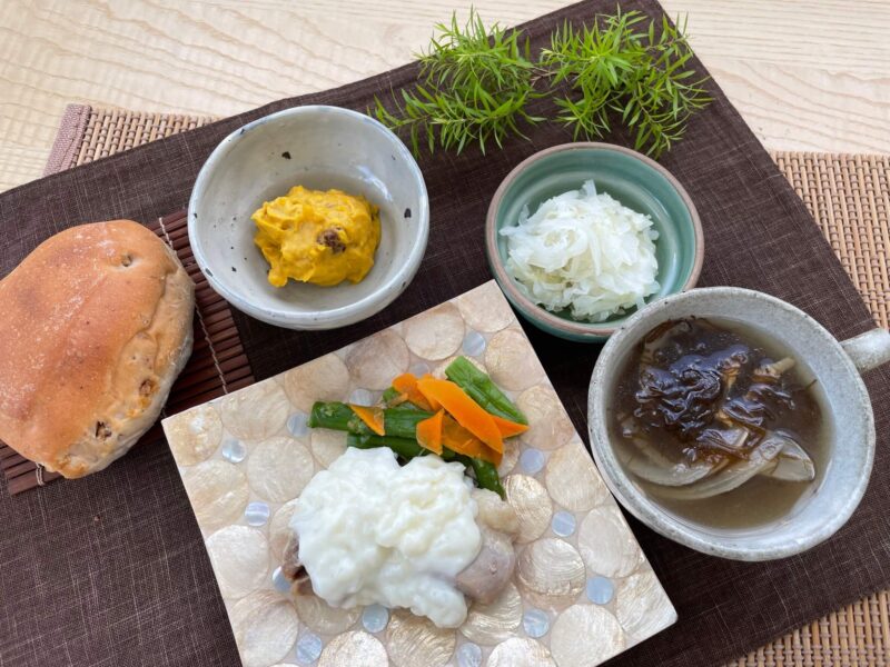 【健康倶楽部・朝食】467kcal　塩分2.34g
パン（くるみパン）
もずくの洋風スープ
鶏肉のホワイトソースかけ
南瓜サラダ
キャベツのピクルス