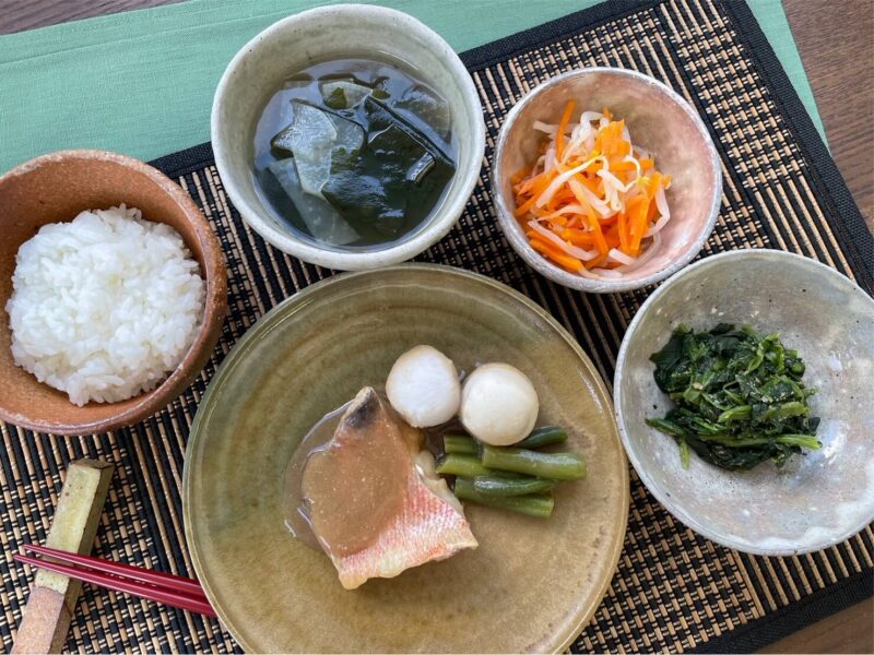 【健康倶楽部・朝食】438kcal　塩分2.56g
ご飯
大根とわかめの清汁
赤魚の味噌煮
ほうれん草の胡麻和え
二色野菜の酢漬け