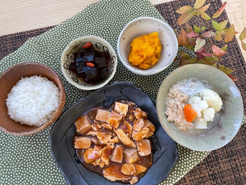 【健康倶楽部・夕食】531kcal　塩分1.86g
ご飯
豆腐とささみのチリソース炒め
カリフラワーと春雨のコンソメ仕立て
南瓜のさっぱり酢仕立て
黒糖ゼリーのくこシロップかけ