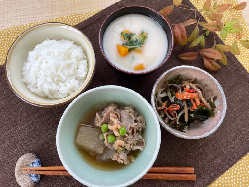 【健康倶楽部・朝食】433kcal　塩分2.43g
ご飯
南瓜と葉大根の飛鳥汁
牛肉と冬瓜と干し海老の煮物
ぜんまいとわかめのナムル