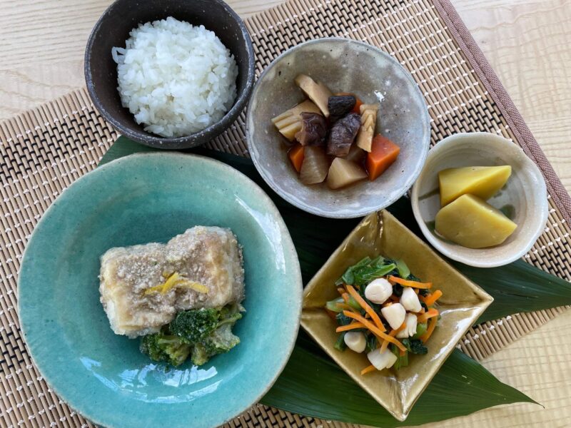 【健康倶楽部・夕食】564kcal　塩分1.97g
ご飯
揚げ出し豆腐そぼろあん　柚子こしょう風味
野菜の八方煮
小松菜と貝柱の辛子和え
さつま芋の甘煮