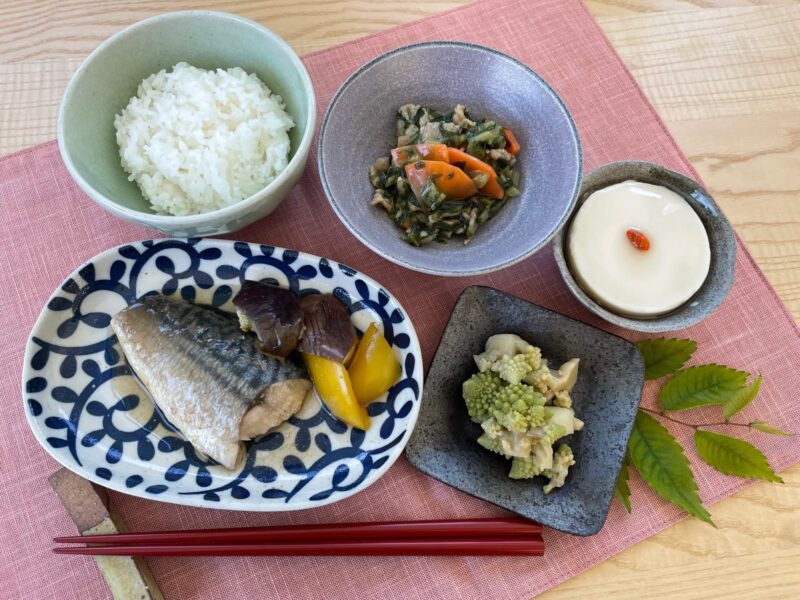 【健康倶楽部・夕食】563kcal　塩分2.34g
ご飯
さばの香梅煮
青菜と牛肉のオイスターソース炒め
ロマネスコの辛子和え
豆花（トウファ：やわらか豆乳デザート）