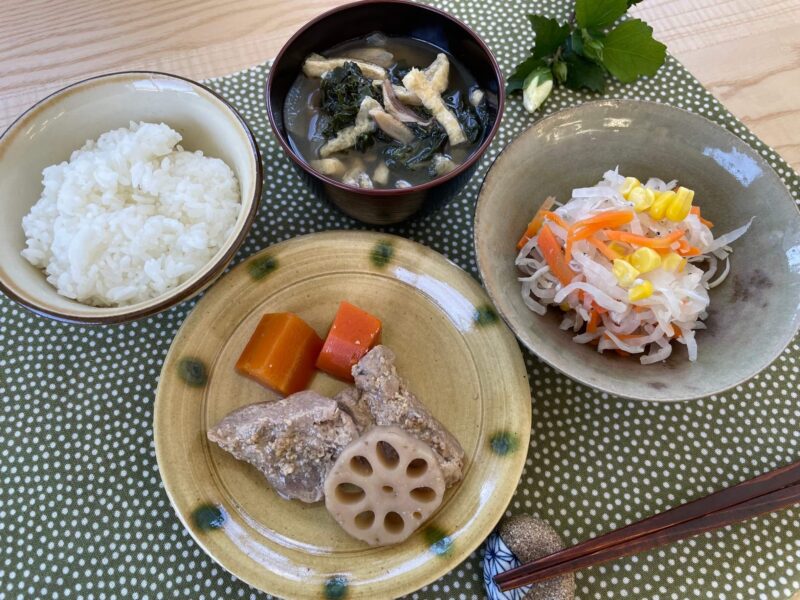 【健康倶楽部・朝食】441kcal　塩分2.46g
ご飯
ケールと椎茸の味噌汁
鶏肉の利久焼き
じゃこ入りなます