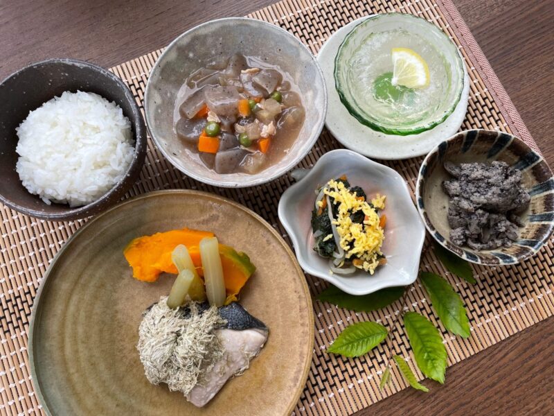 【健康倶楽部・夕食】546kcal　塩分1.69g
ご飯
ハーブぶりの翁焼き
冬瓜とこんにゃくのとろみ煮
カリフラワーの黒光
青菜の錦糸和え
レモンゼリー