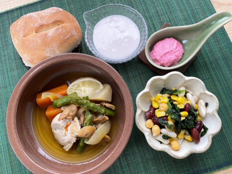 【健康倶楽部・朝食】446kcal　塩分1.90g
パン（ライ麦パン）
鶏肉のポトフ サフラン仕立て
彩り豆入りホットサラダ
特製ビーツドレッシング
白桃グルト