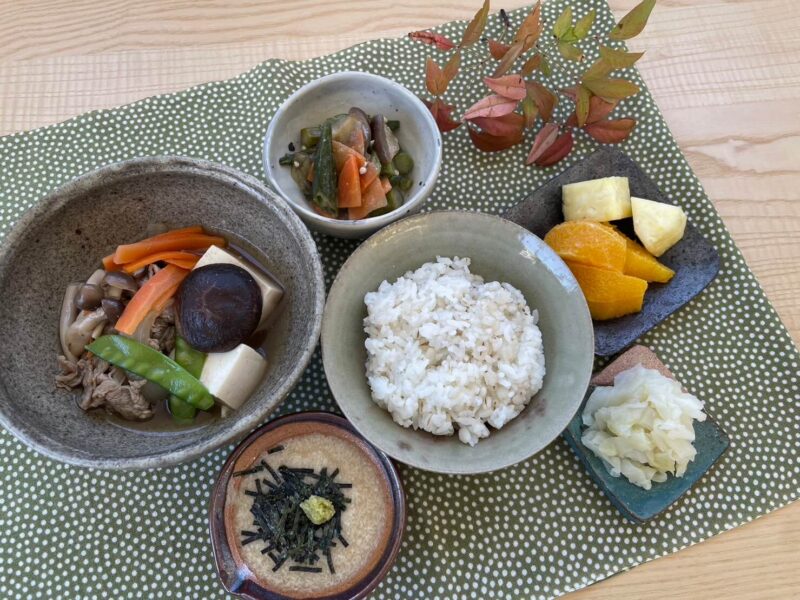 【健康倶楽部・夕食】541kcal　塩分2.81g
麦とろ（ご飯）
麦とろ（とろろ）
肉豆腐
おくらと茄子の味噌炒め煮
キャベツの酢漬け
フルーツ
