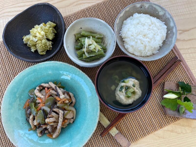 【健康倶楽部・朝食】430kcal　塩分1.76g
ご飯
つみれ汁
豚肉の豆鼓炒め
いんげんと長葱のナムル
ロマネスコの柚香和え