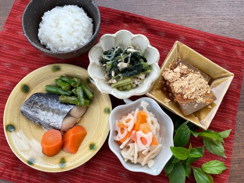 【健康倶楽部・夕食】545kcal　塩分1.66g
ご飯
さわらの山椒蒸し
青菜とささみの炒め浸し
蓮根の酢の物
あべ川寒天
