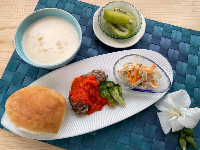 【健康倶楽部・朝食】460kcal 　塩分2.56g
パン（オレンジロール）
コーンスープ
牛肉団子のパプリカソース
あさりと野菜のマリネ
フルーツ