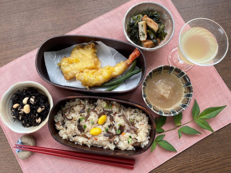 【健康倶楽部・夕食】537kcal　塩分2.74g
きのこ炊き込みご飯おこわ仕立て
海老といかの菊花天ぷら
②用の天つゆ
二色野菜とさつま揚げのさっと煮
ひじきと大豆の洋風甘酢漬け
蜂蜜柚子のとろりんワインデザート