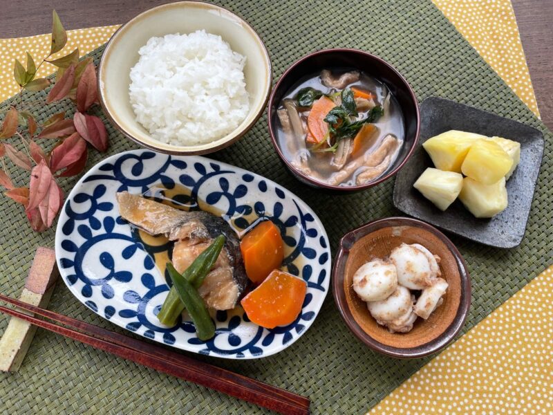 【健康倶楽部・朝食】443kcal　塩分2.60g
ご飯
鶏肉と牛蒡の味噌汁
真たらの照り煮
里芋の梅おかか和え
フルーツ
