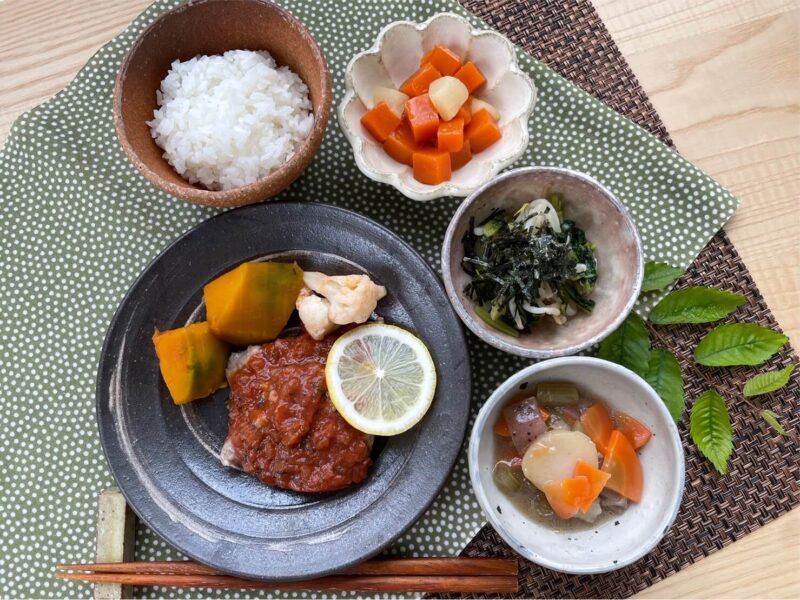 【健康倶楽部・夕食】547kcal　塩分1.92g
ご飯
豚ヒレの曙焼き
野菜とこんにゃくの炒り煮
小松菜ともやしの海苔和え
キャロットかん洋梨添え
