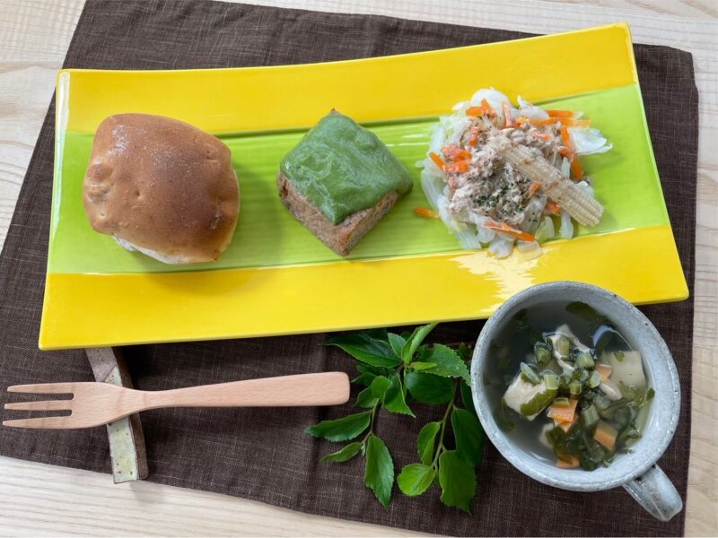 【健康倶楽部・朝食】451kcal　塩分2.39g
パン（くるみパン）
高野豆腐と葉大根のコンソメスープ
洋風卵焼きグリーンソース
ツナ入りミックスサラダ