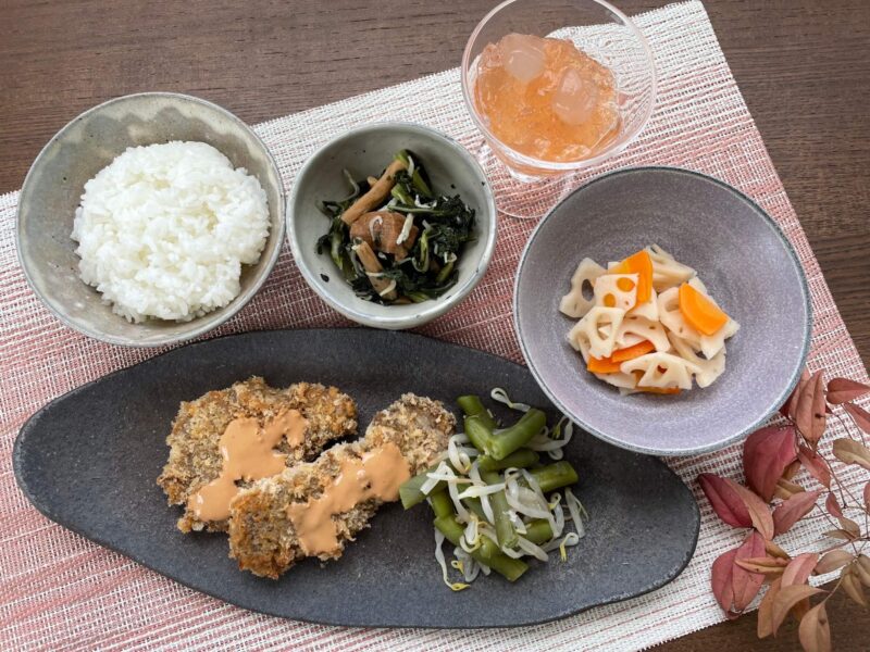 【健康倶楽部・夕食】587kcal　塩分1.48g
ご飯
牛ヒレのカツレツ特製ソース
ケールとずいきのしらす炒め
蓮根ピクルス
アセロラジュレとアロエのデザート