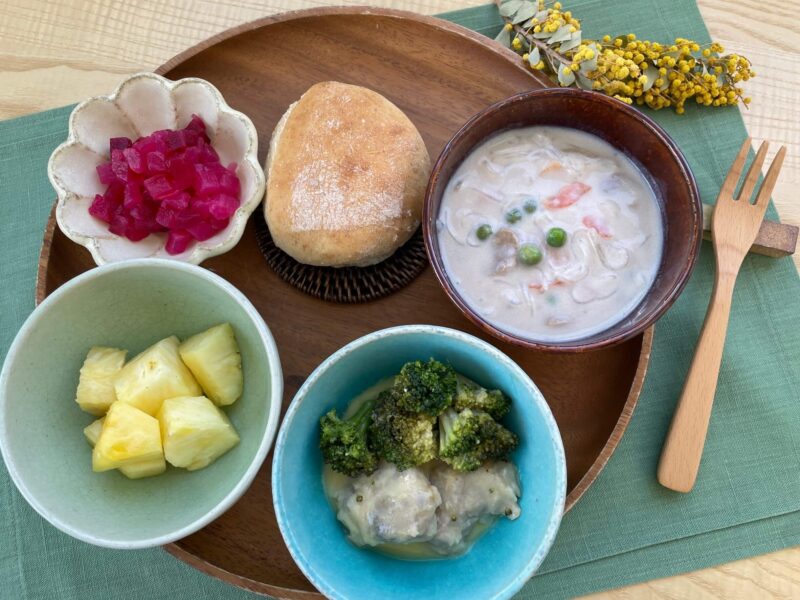 【健康倶楽部・朝食】449kcal　塩分2.10g
パン（全粒粉パン）
春雨入り豆乳スープ
鶏肉のオレンジソース
ビーツと大根のピクルス
フルーツ