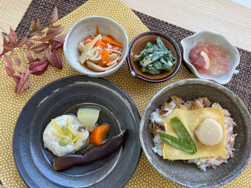 【健康倶楽部・夕食】540kcal　塩分2.61g
秋鮭甘酢そぼろと帆立の長月ちらし
秋の彩り豆真丈と野菜の炊き合せ
竹の子と人参の炒り煮
おくらの粕漬け風
無花果のコンポートレモンジュレかけ